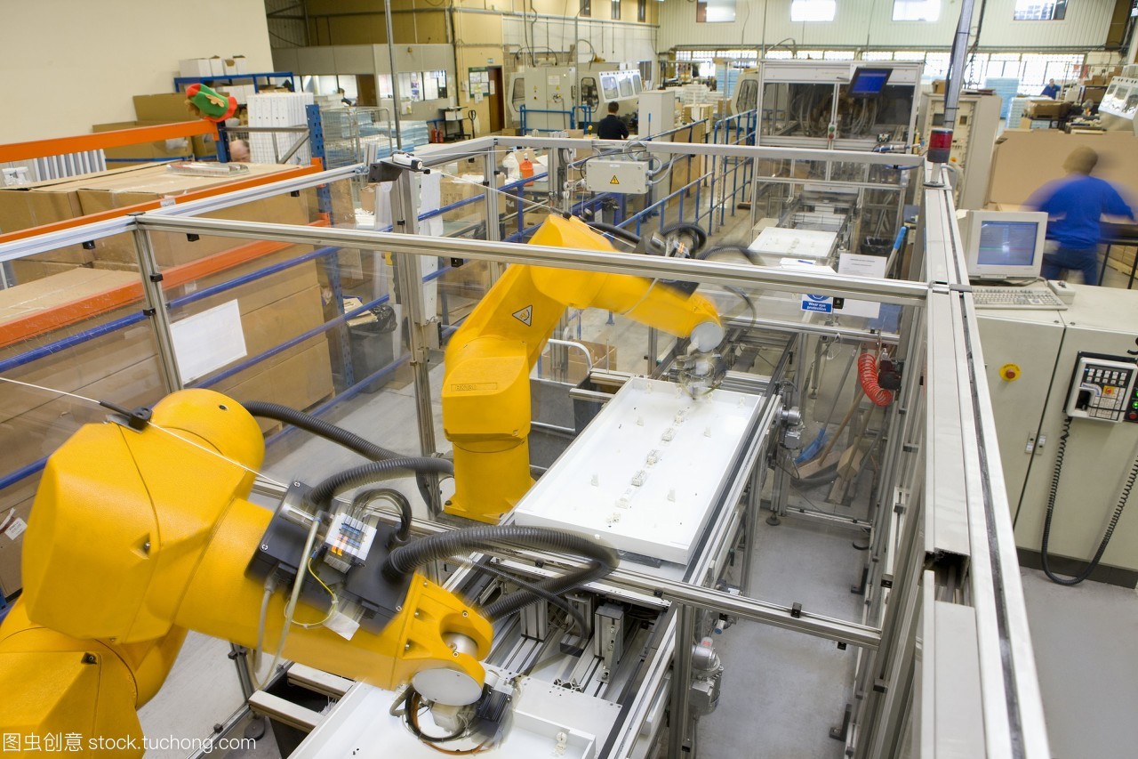 機(jī)械臂在工廠流水線上工作