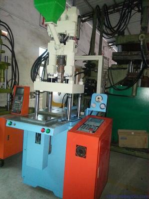 大量雙合金螺桿二手立式注塑機優惠價出售，適合手機連接產品制造